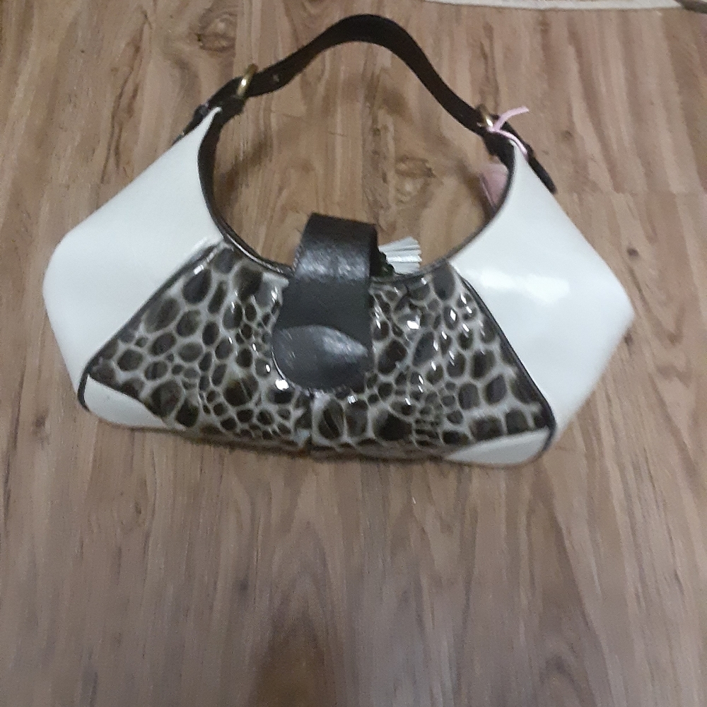 IPA nina handbag magnetic closure